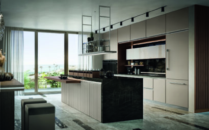 Cucina di lusso moderna su misura Materia di Martini Interiors in noce e finiture metallizzate, arredamento casa Verona
