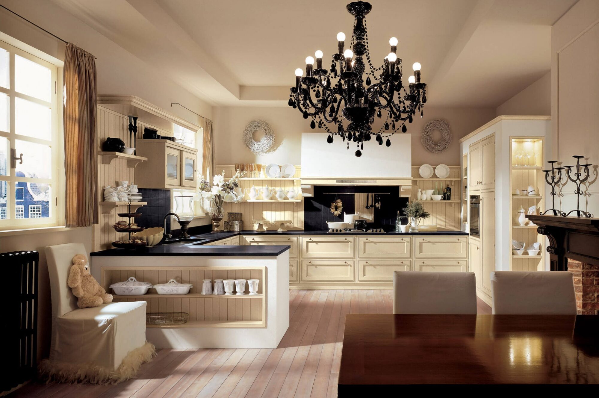 Cucina con penisola su misura con finiture in panna e top in quarzo nero, design Martini Verona