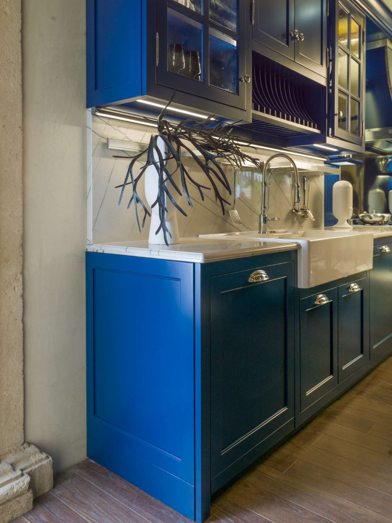 Cucine su misura di lusso. Cucina Beth by Martini Interiors. Cucina shaker. Cucina in stile inglese. Cucina in in legno massiccio. Cucina laccata blu. Cucina laccata bianca.