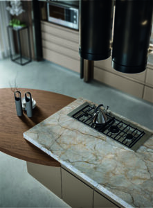 Cucina di lusso moderna su misura Materia di Martini Interiors in noce e finiture metallizzate, studio di interior design