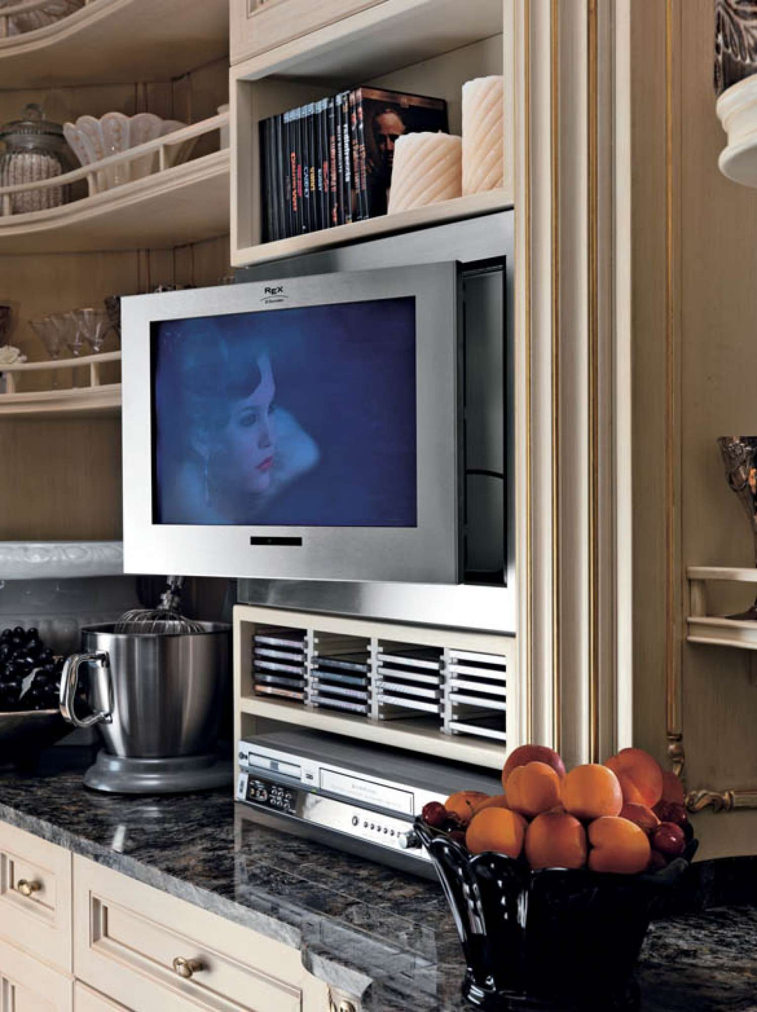 Cucine su misura di lusso. Cucina di lusso laccata bianca e noce. Foglia oro, elementi in vetro. intarsi fatti a mano.