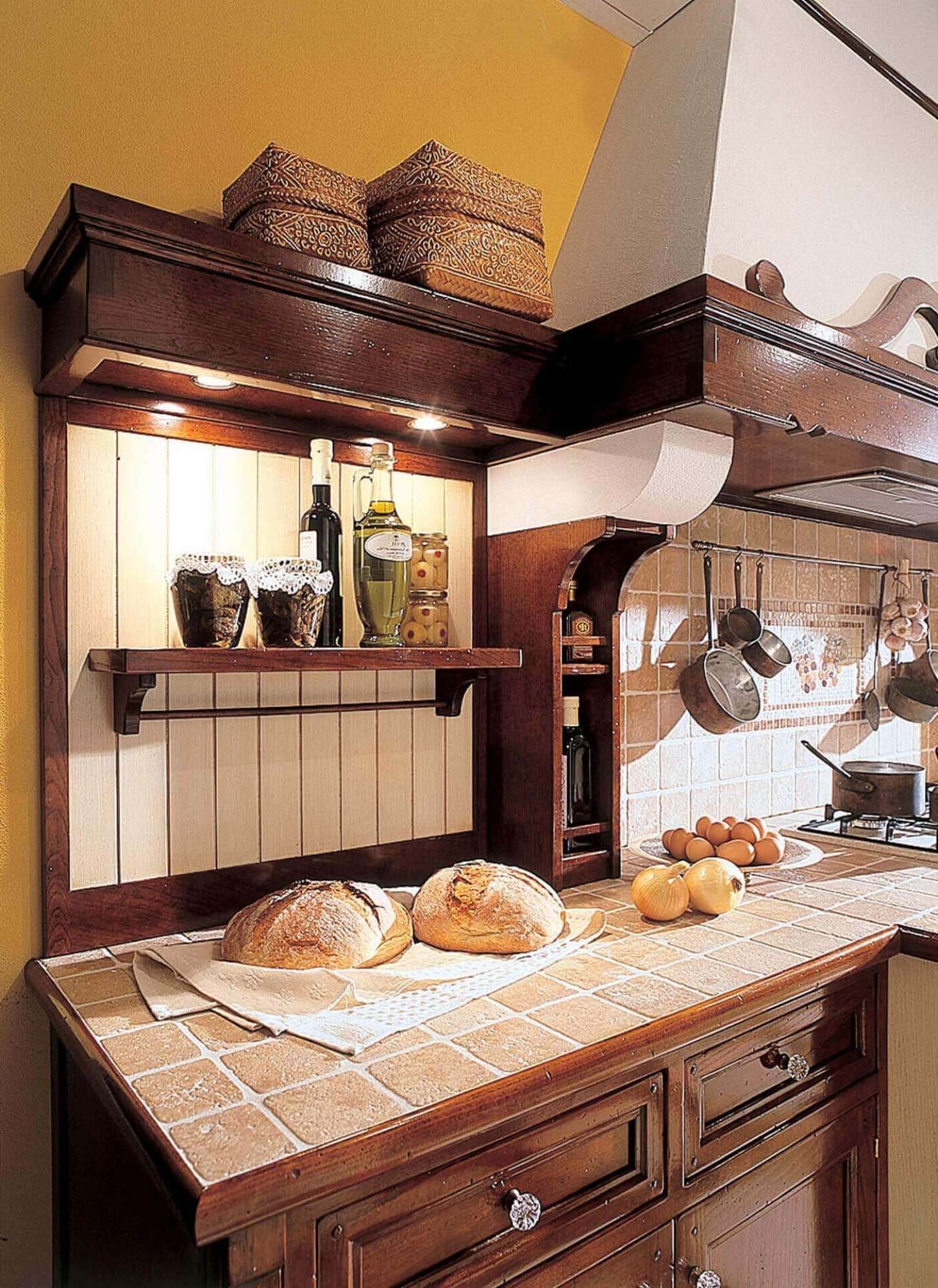 Cucine su misura di lusso in stile classico, Cucina classica in legno massiccio, stile country. Tavolo in legno massiccio, sedie.