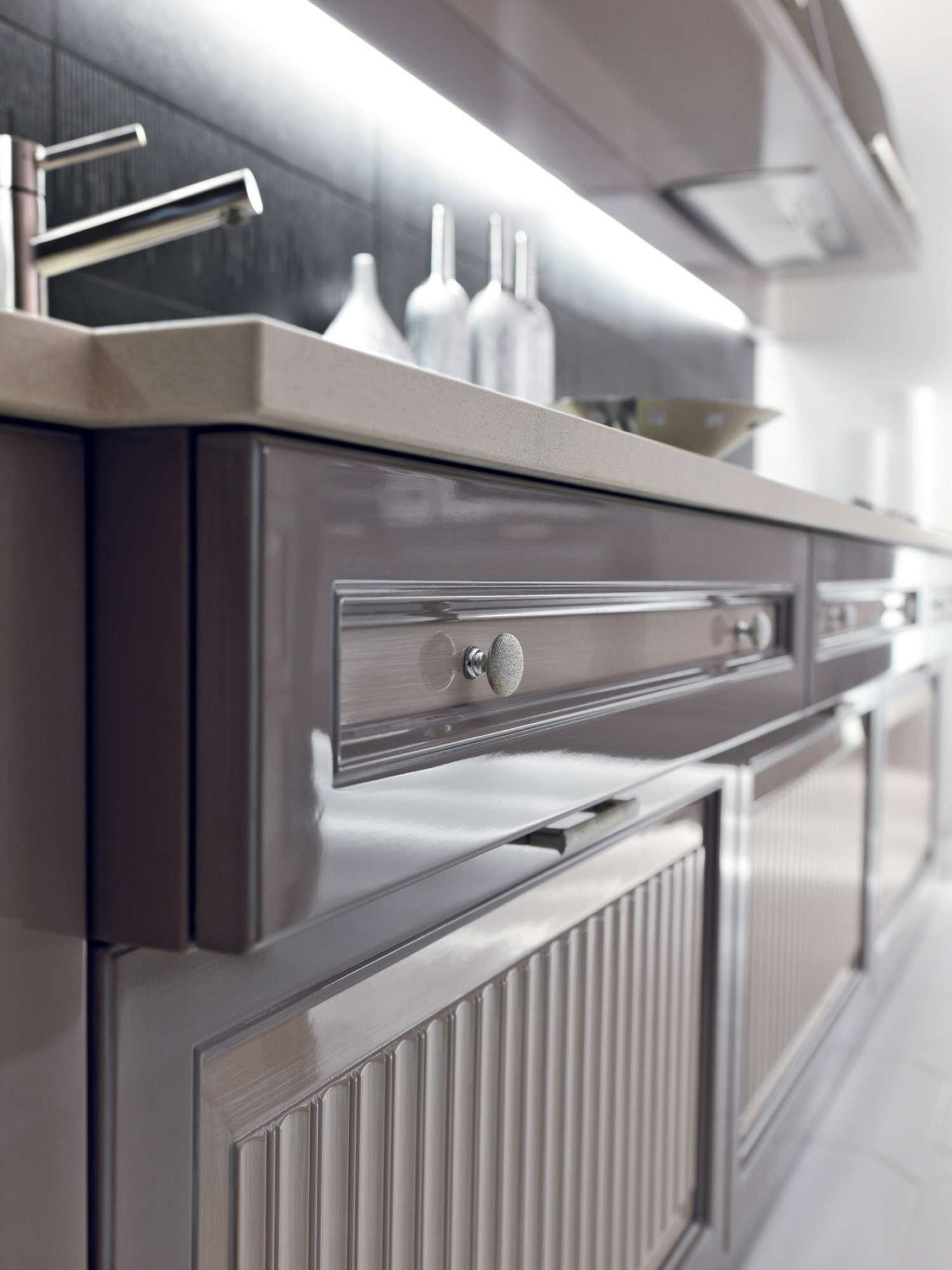 Cucine su misura di lusso. Cucina laccata grigio lucido. cucina moderna con top in vetro.