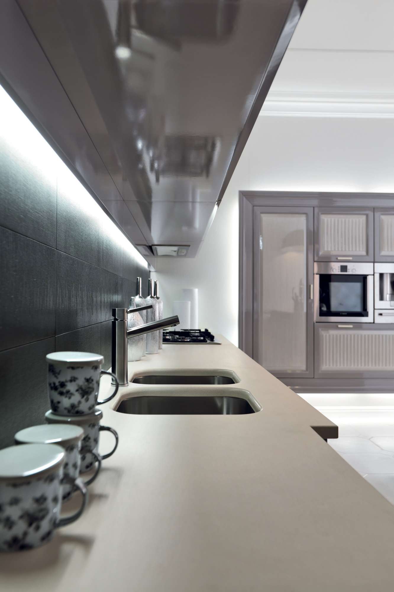 Cucine su misura di lusso. Cucina laccata grigio lucido. cucina moderna con top in vetro.