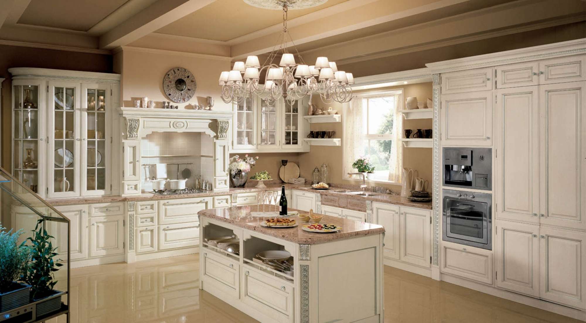 Cucine su misura di lusso. Cucina classica in legno massiccio. cucina in stile lusso con foglia oro e intarsi.