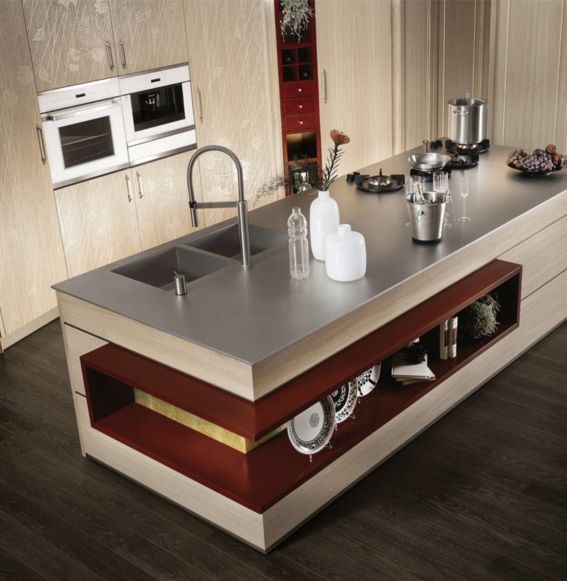 Cucine su misura di lusso. Cucina moderna in legno massiccio. Cucina in rovere con inserti rossi e in foglia oro.