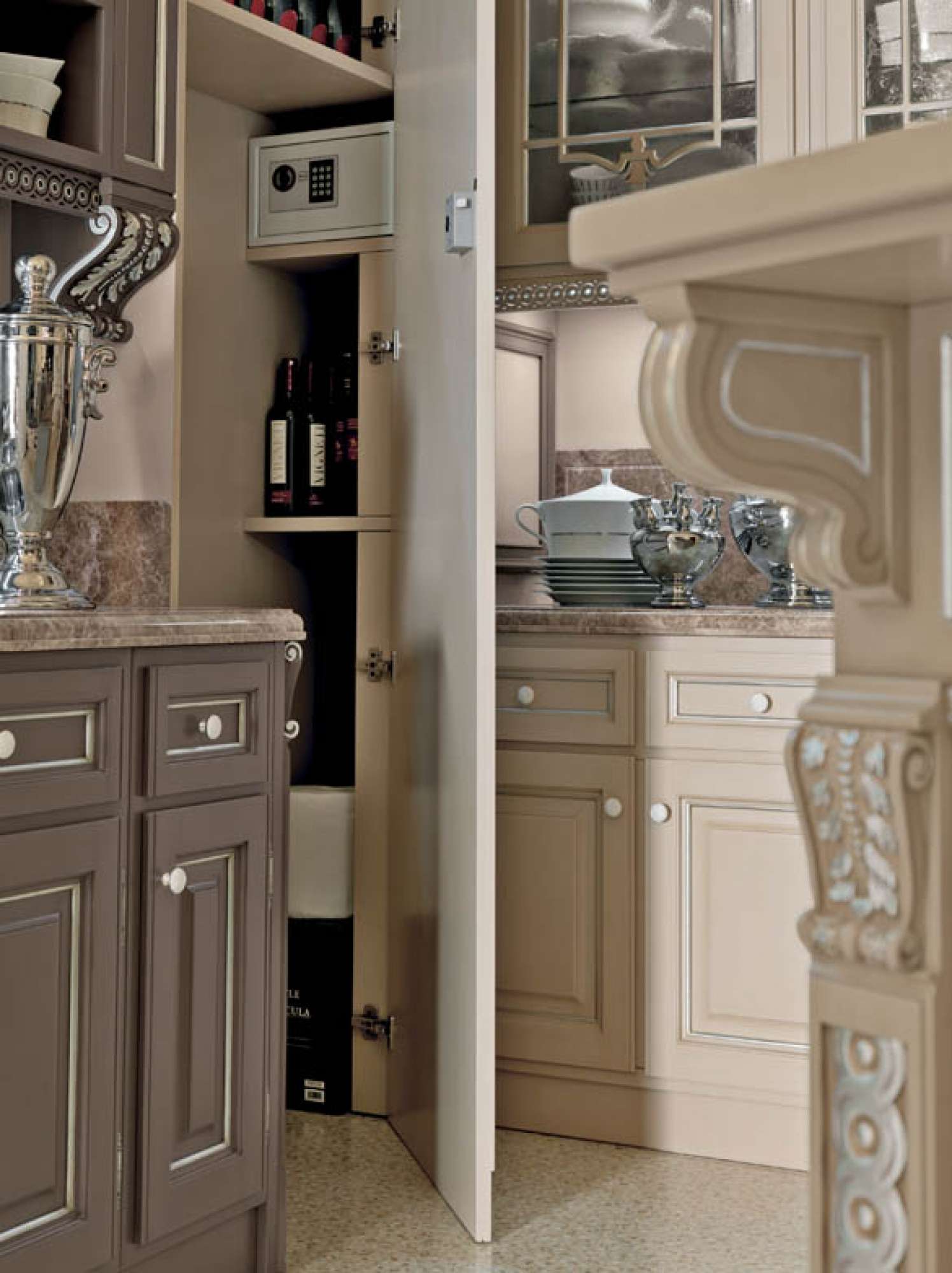 Cucine su misura di lusso. Cucina di lusso laccata nocciola e marrone con elementi in foglia argento.