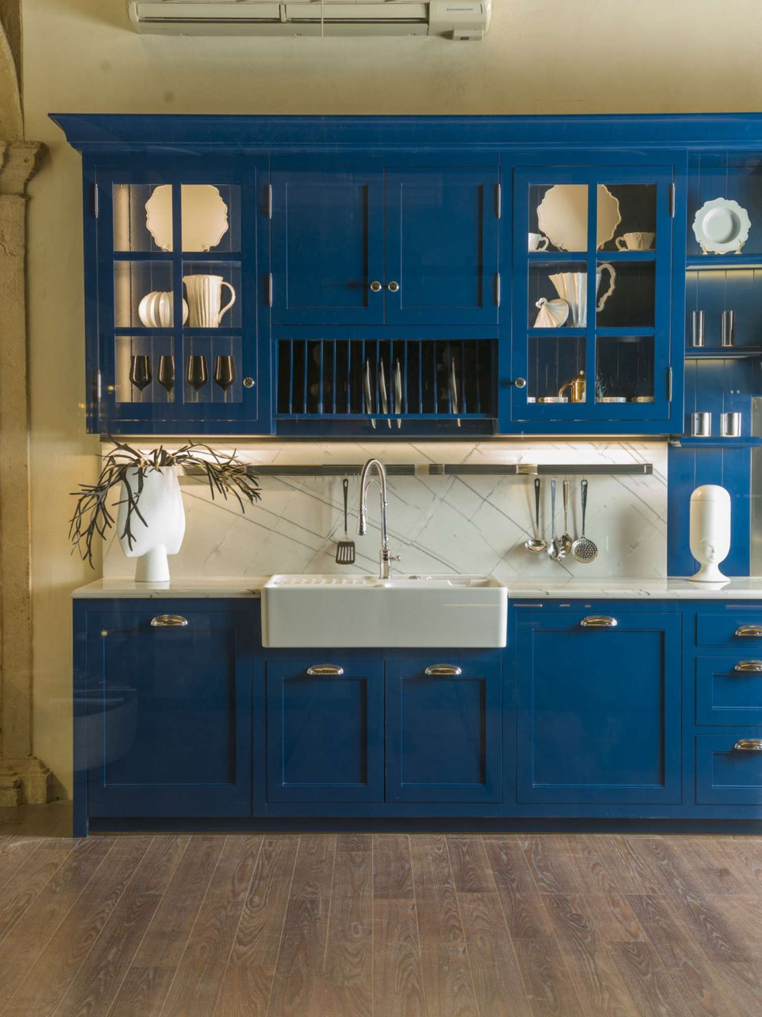 Cucine su misura di lusso. Cucina Beth by Martini Interiors. Cucina shaker. Cucina in stile inglese. Cucina in in legno massiccio. Cucina laccata blu. Cucina laccata bianca.