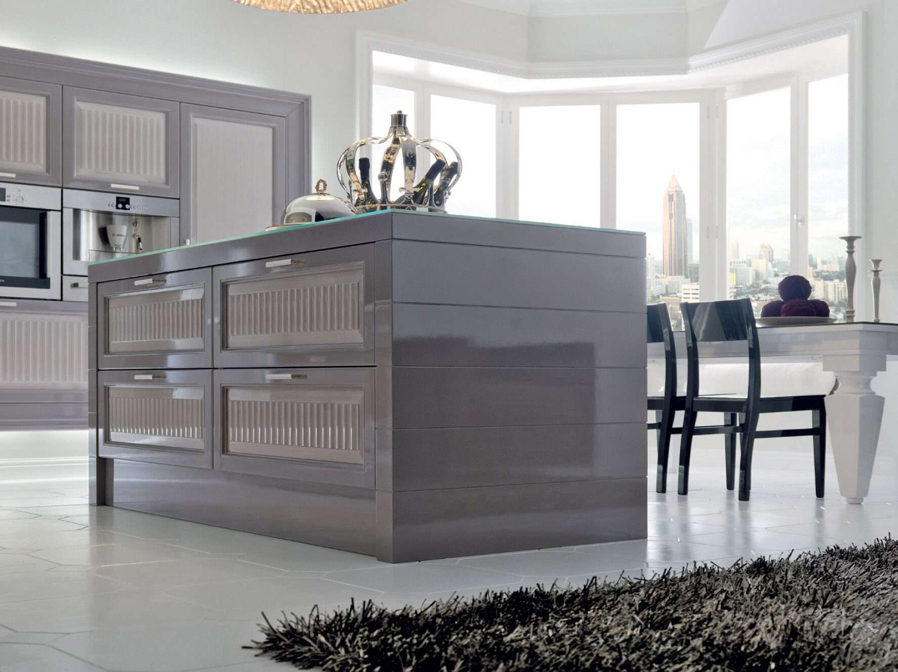 Cucine su misura di lusso. Cucina laccata grigio lucido. cucina moderna con top in vetro.