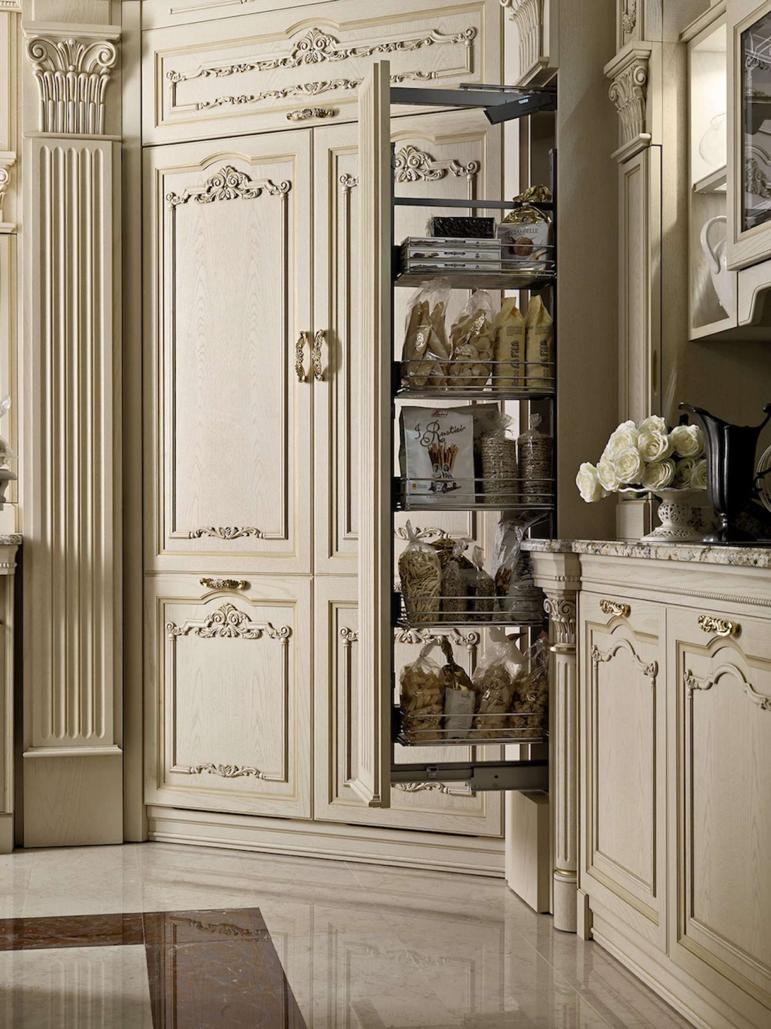 Cucine su misura di lusso. Cucina Classica di lusso con intagli e applicazioni dorate. Cucina elegante classica.