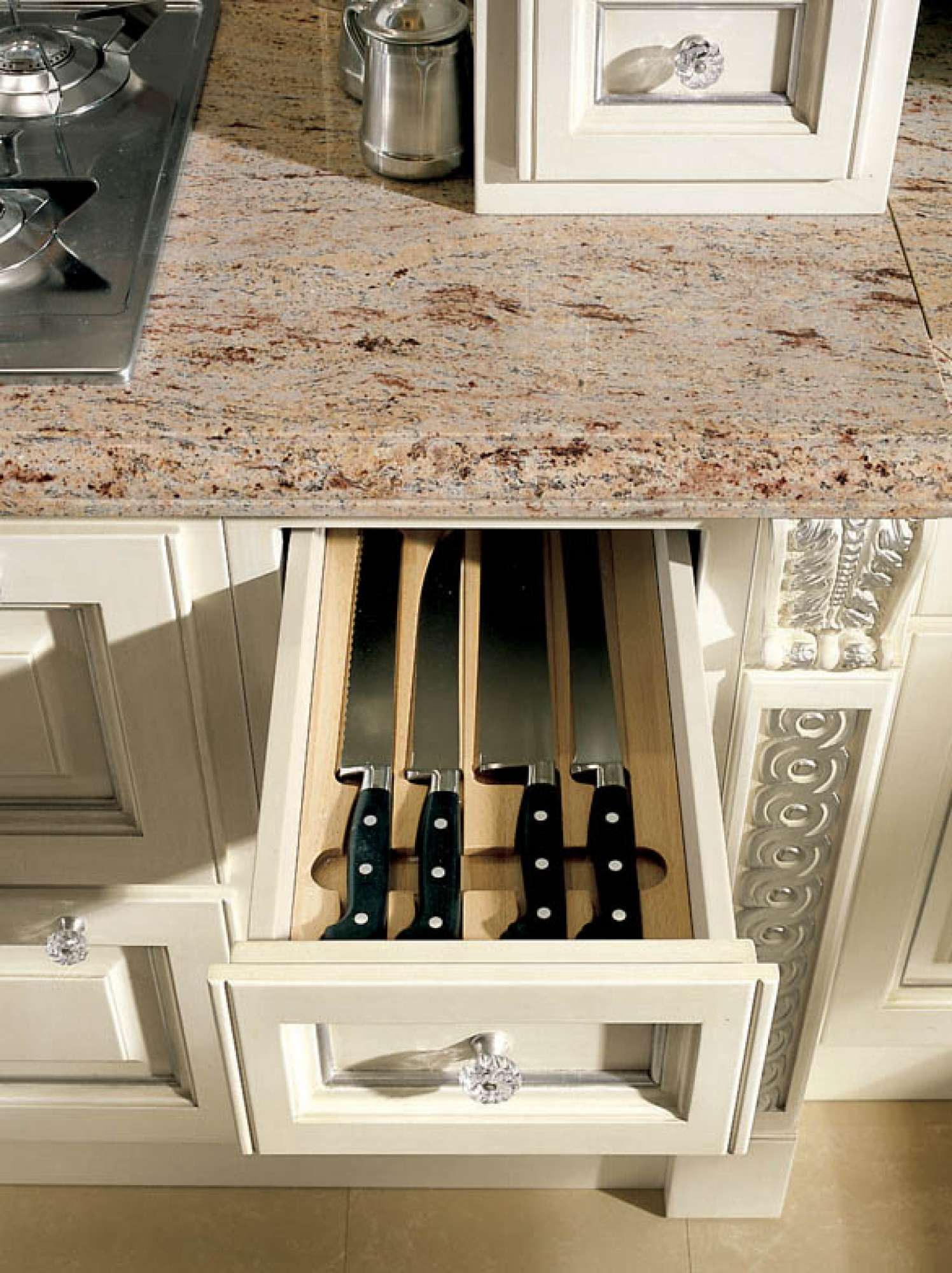 Cucine su misura di lusso. Cucina classica in legno massiccio. Cucina in stile lusso con foglia argento e intarsi.