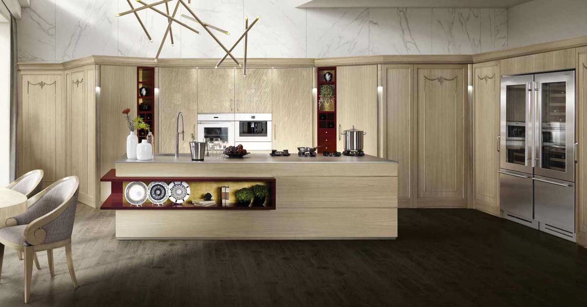 Cucine su misura di lusso. Cucina moderna in legno massiccio. Cucina in rovere con inserti rossi e in foglia oro.