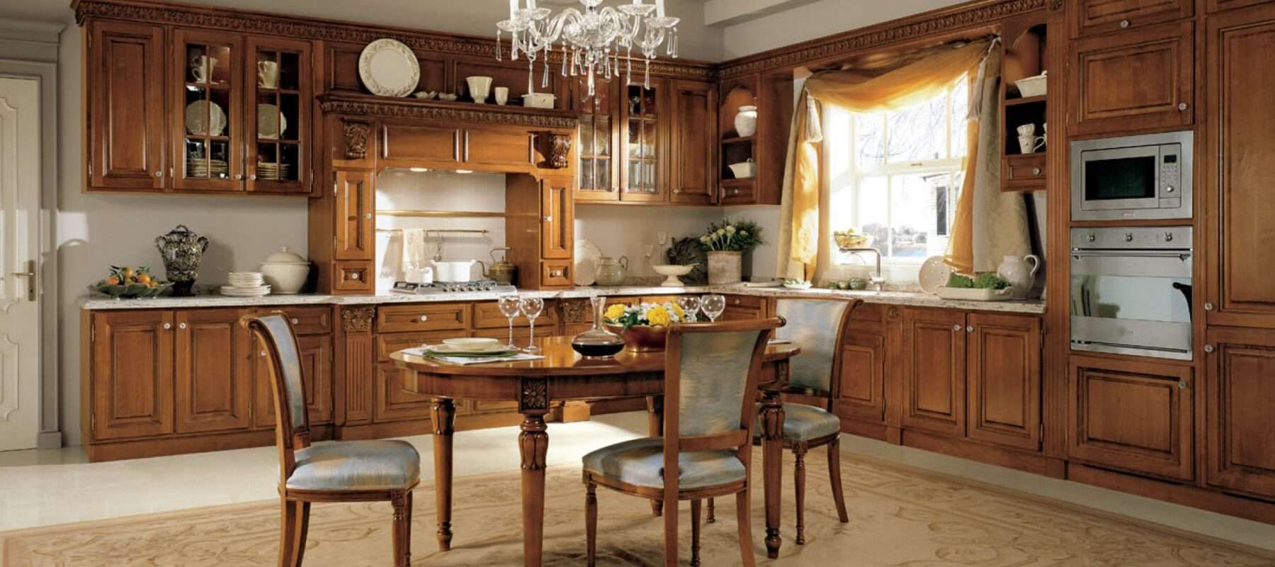 Cucine su misura di lusso. Cucina classica in noce nazionale. Cucina in legno massiccio con intagli classici. Cucina artigianale di alto livello, cucina su misura.