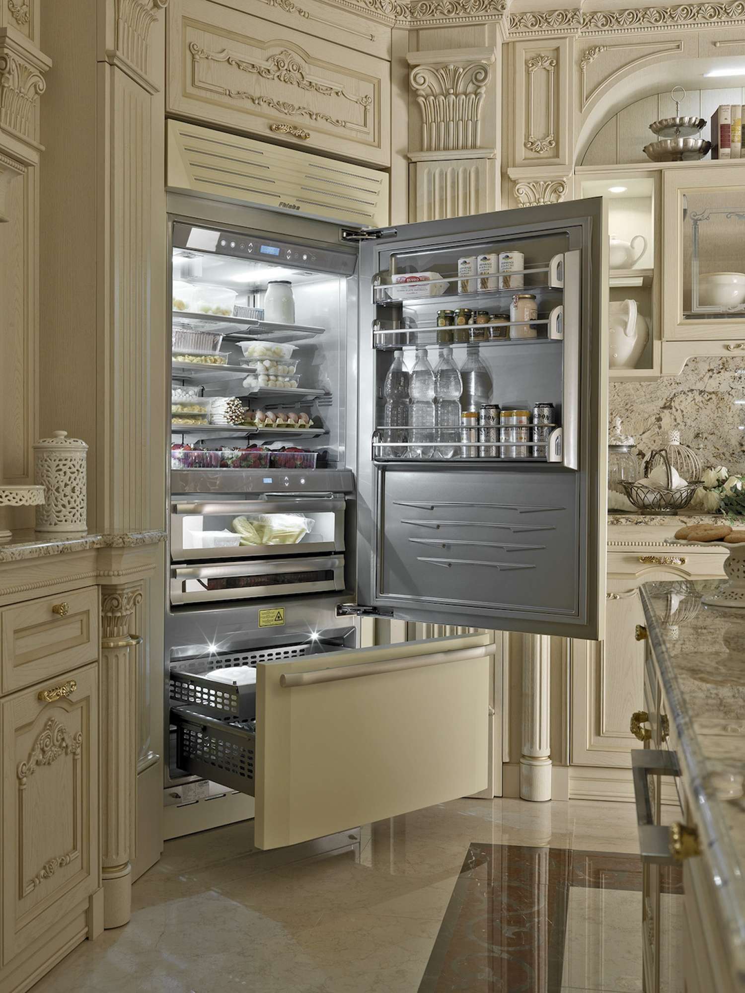 Cucine su misura di lusso. Cucina Classica di lusso con intagli e applicazioni dorate. Cucina elegante classica.