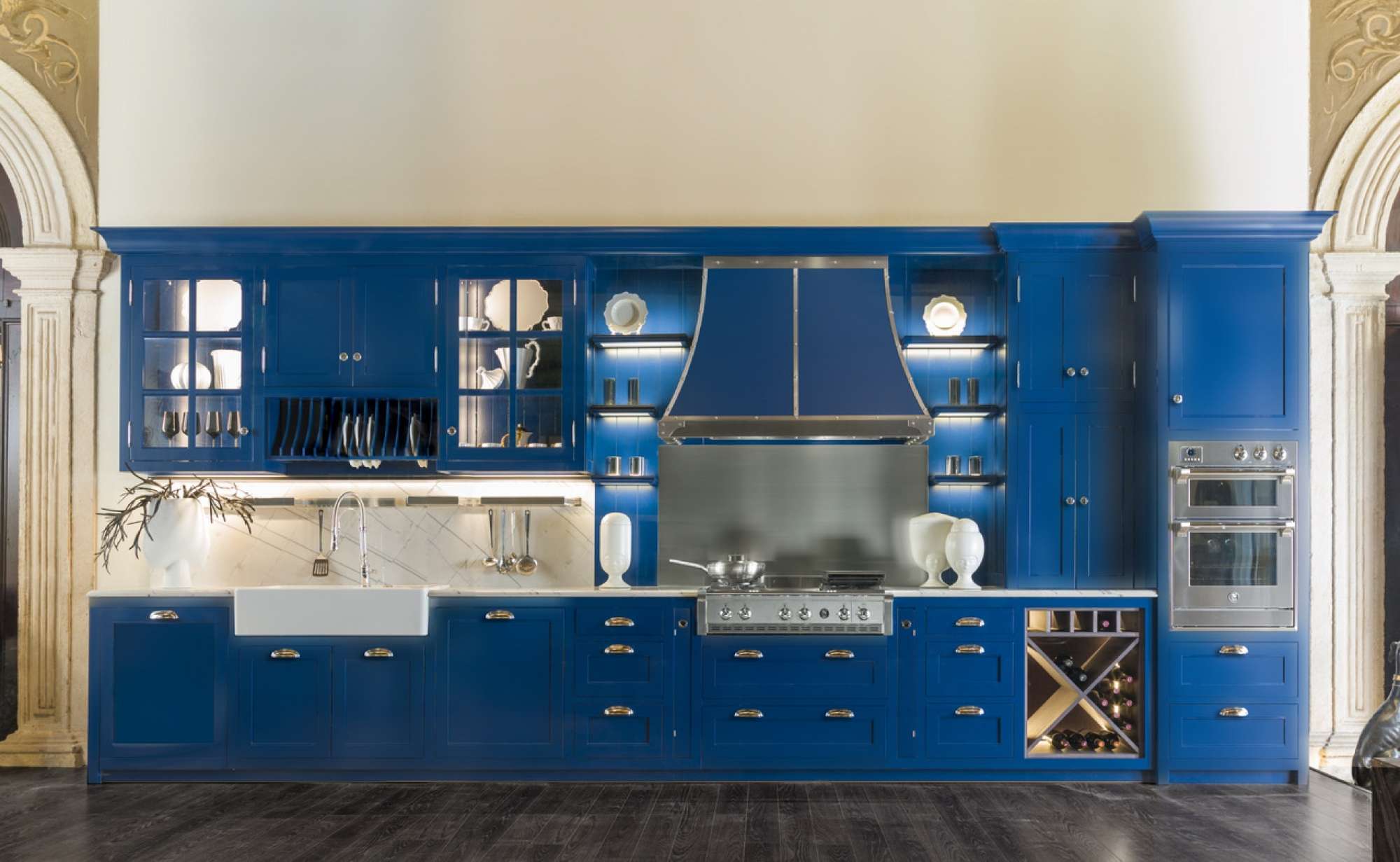 Cucine su misura di lusso. Cucina Beth by Martini Interiors. Cucina shaker. Cucina in stile inglese. Cucina in in legno massiccio. Cucina laccata blu. Cucina laccata bianca.