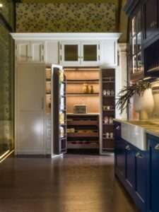 Cucine su misura di lusso. Cucina Beth by Martini Interiors. Cucina shaker. Cucina in stile inglese. Cucina in in legno massiccio. Cucina laccata blu. Cucina laccata bianca. interior design Verona