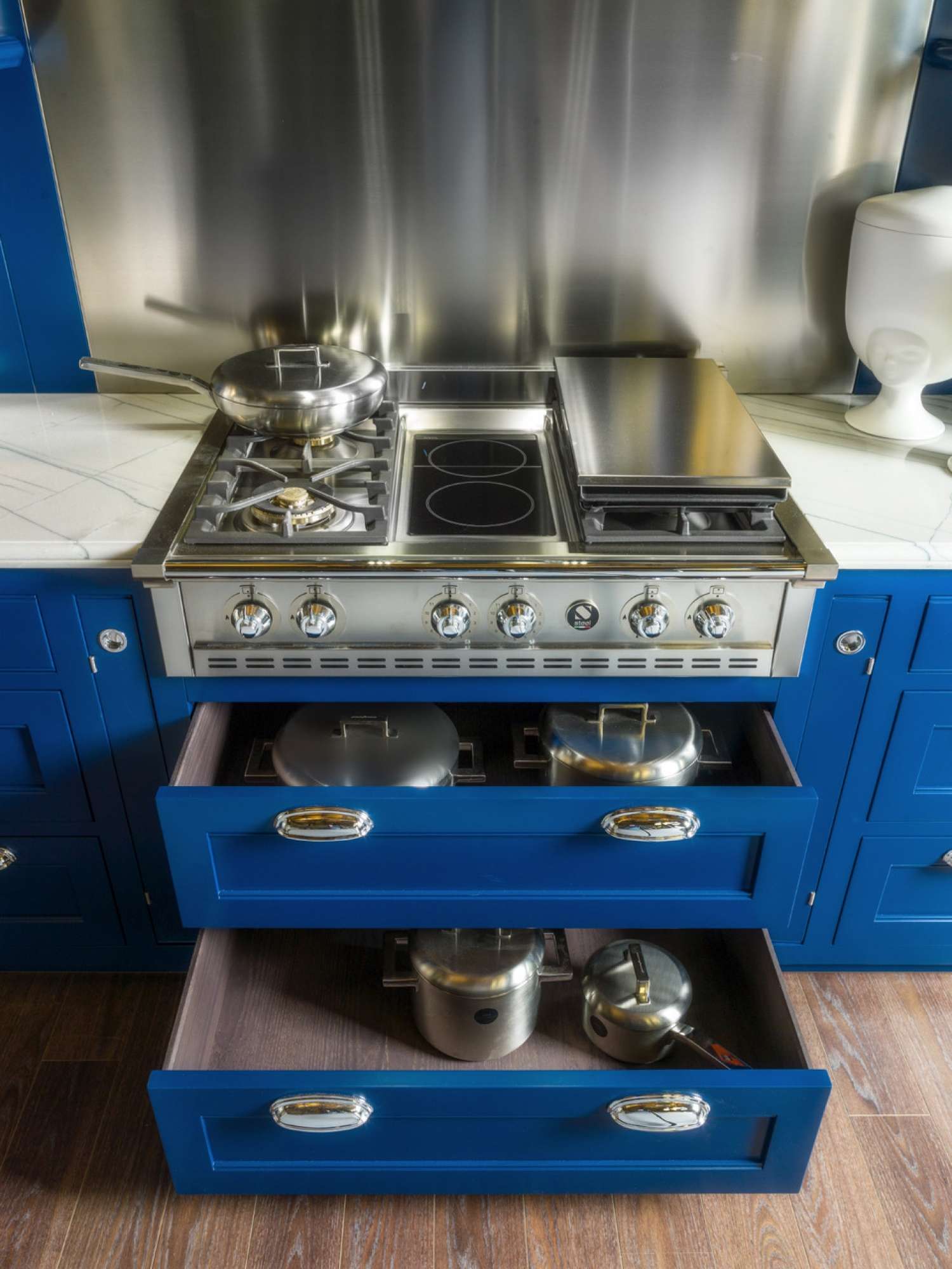 Cucine su misura di lusso. Cucina Beth by Martini Interiors. Cucina shaker. Cucina in stile inglese. Cucina in in legno massiccio. Cucina laccata blu. Cucina laccata bianca.