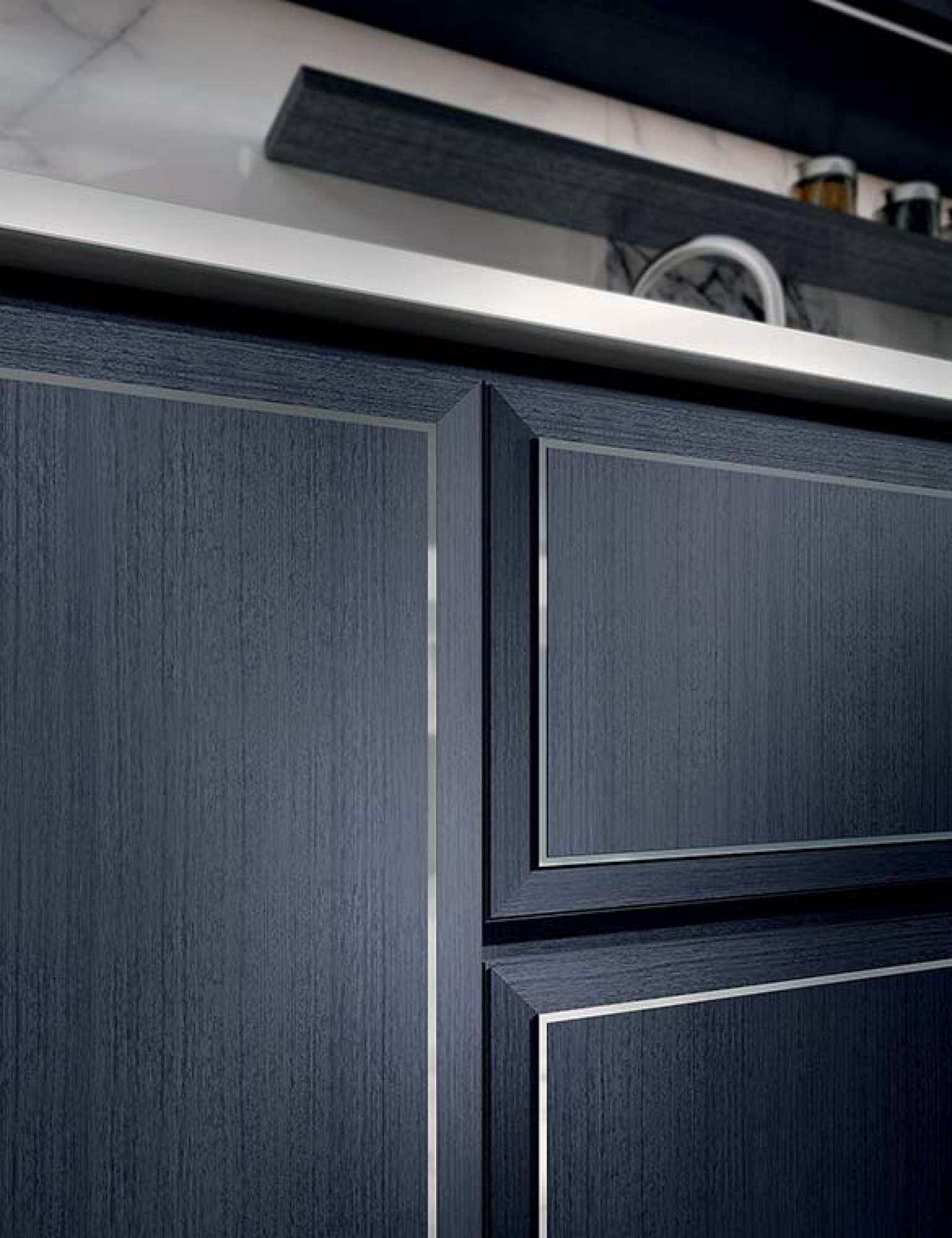 Cucine su misura di lusso. Cucina Essenza Pure by Martini Interiors. Cucina moderna decorata. Cucina blu con isola. Cucina per attico. Cucina con metallo satinato.