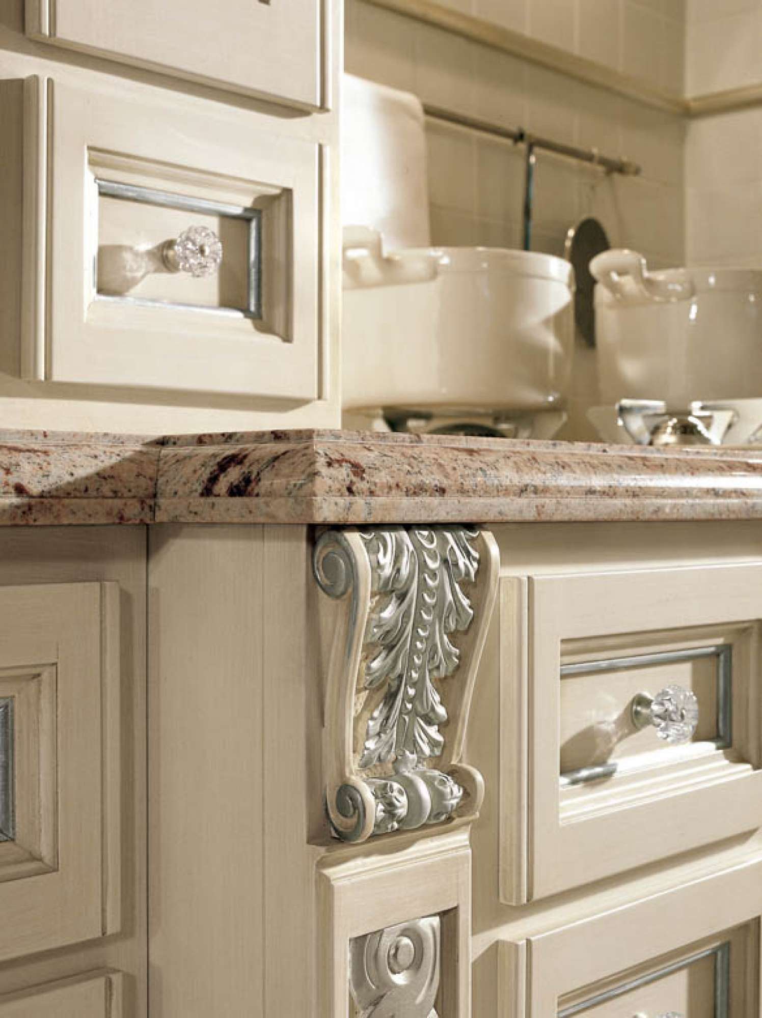 Cucine su misura di lusso. Cucina classica in legno massiccio. cucina in stile lusso con foglia oro e intarsi.