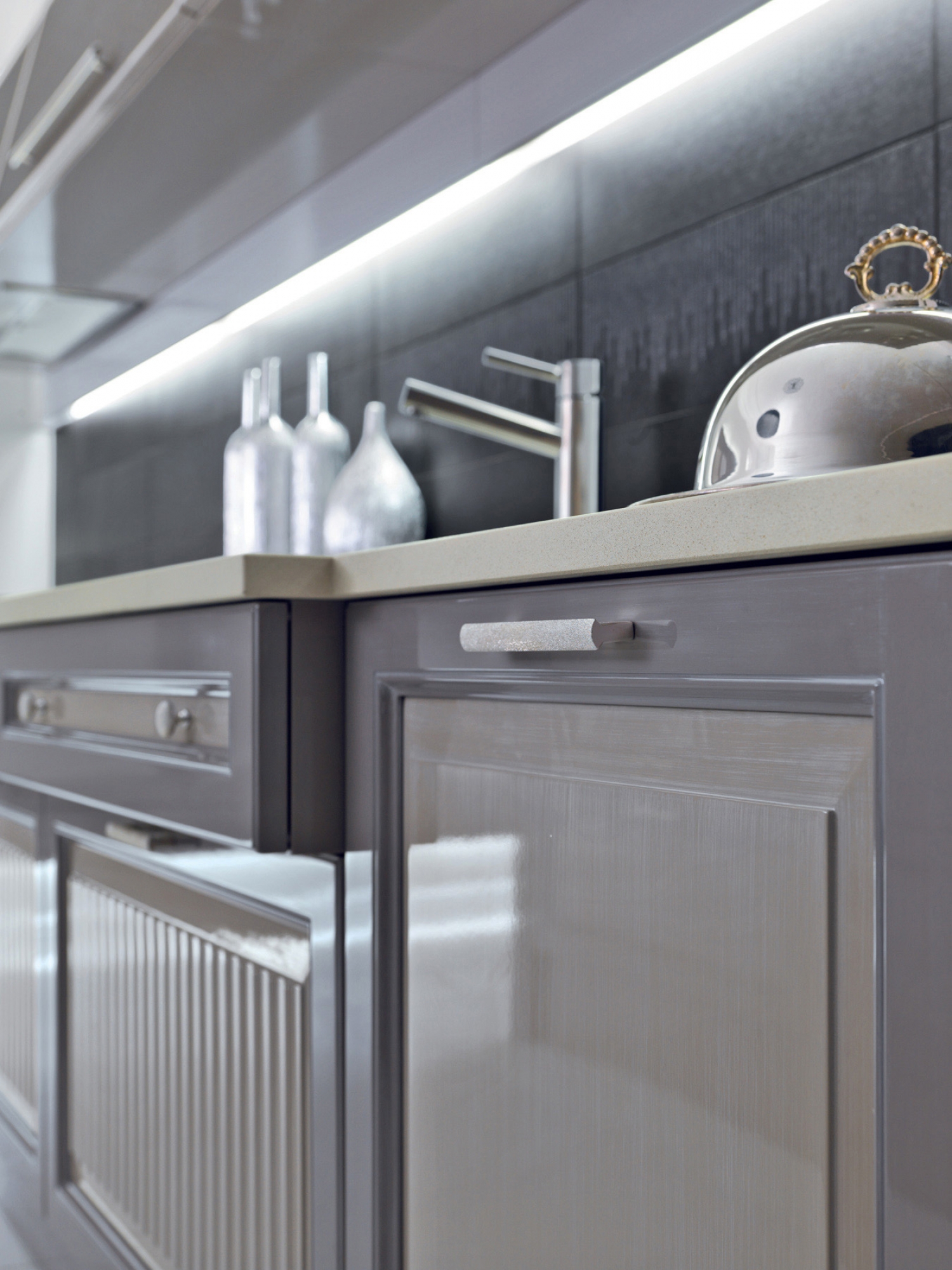 Cucine su misura di lusso. Cucina laccata grigio lucido. cucina moderna con top in vetro.