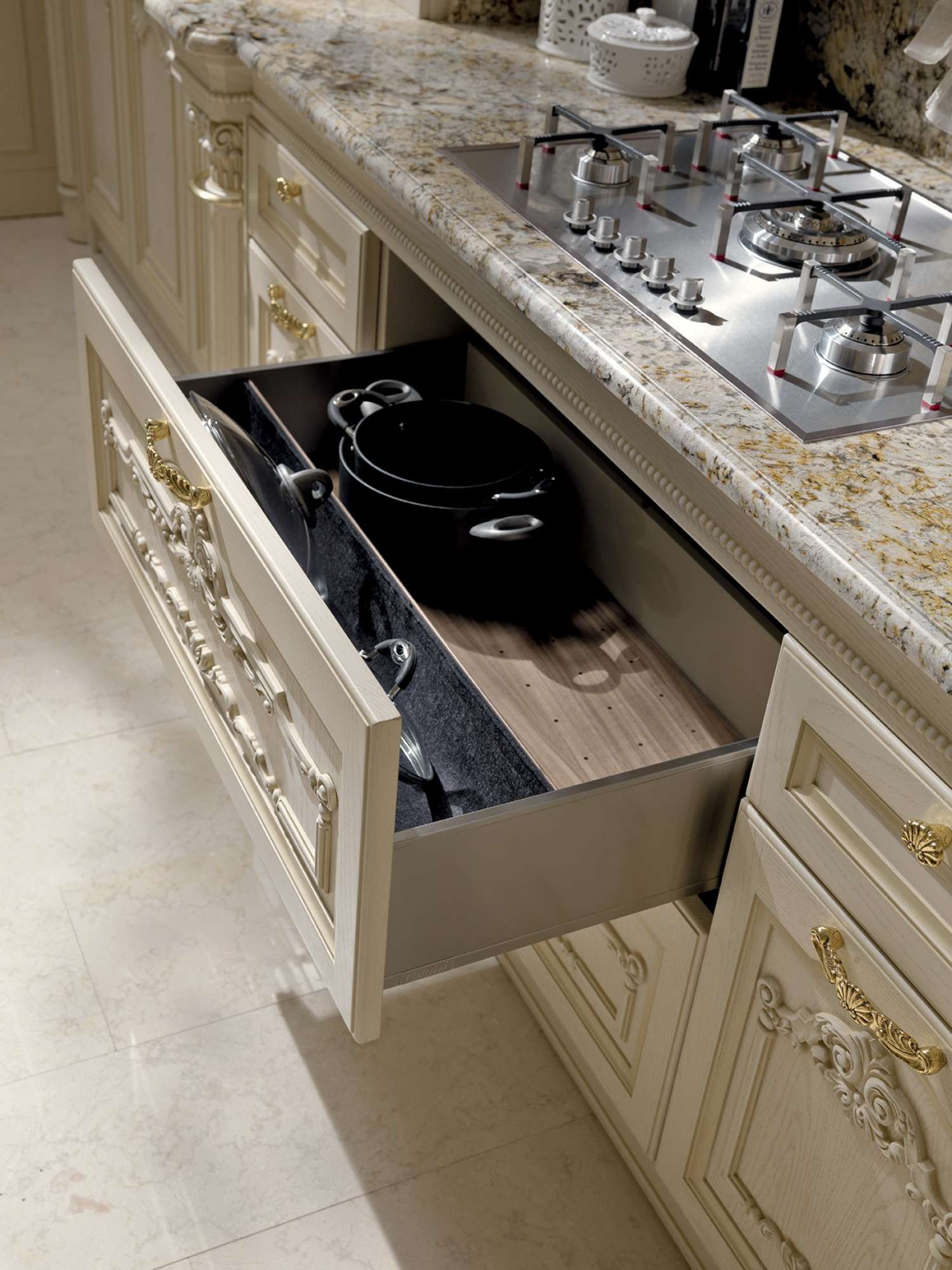 Cucine su misura di lusso. Cucina Classica di lusso con intagli e applicazioni dorate. Cucina elegante classica.