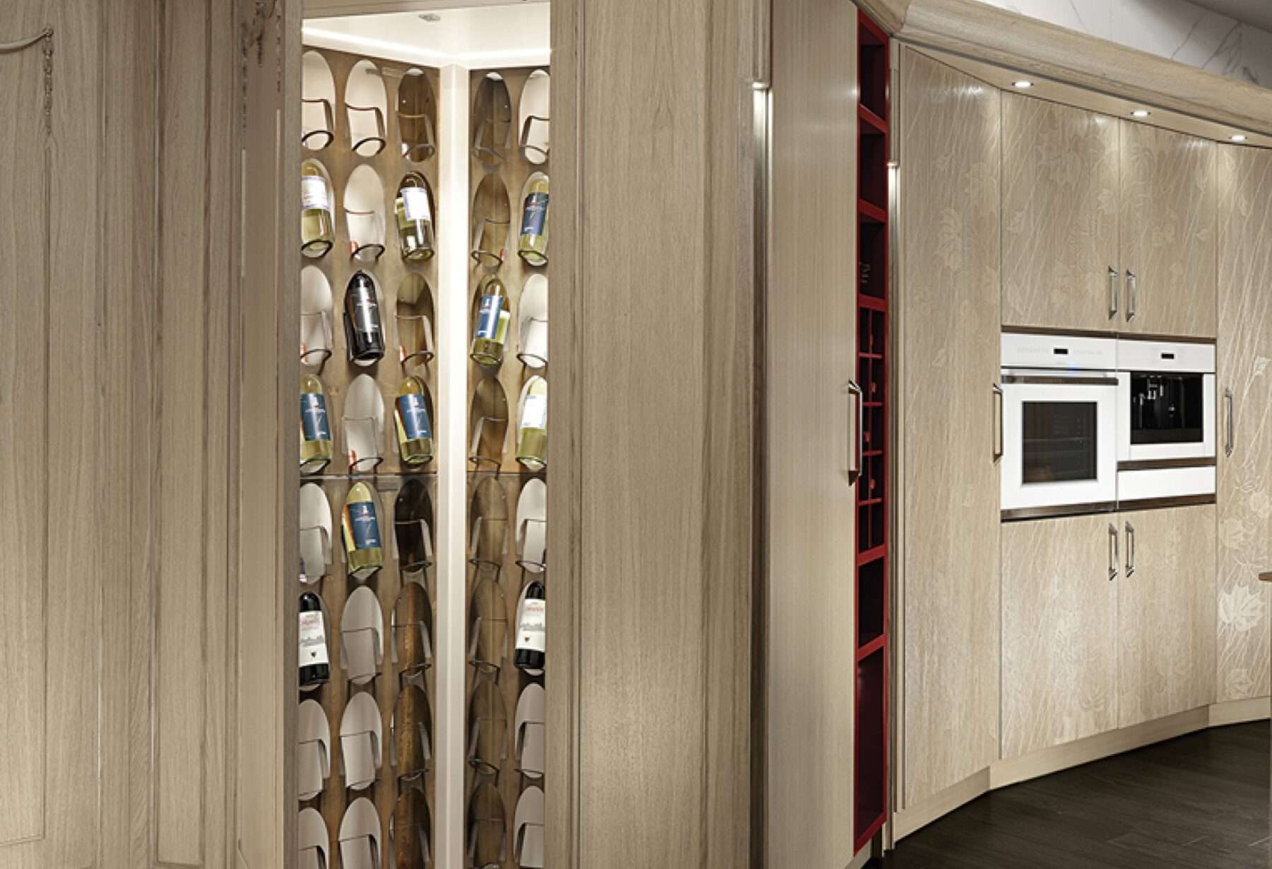 Cucine su misura di lusso. Cucina moderna in legno massiccio. Cucina in rovere con inserti rossi e in foglia oro.