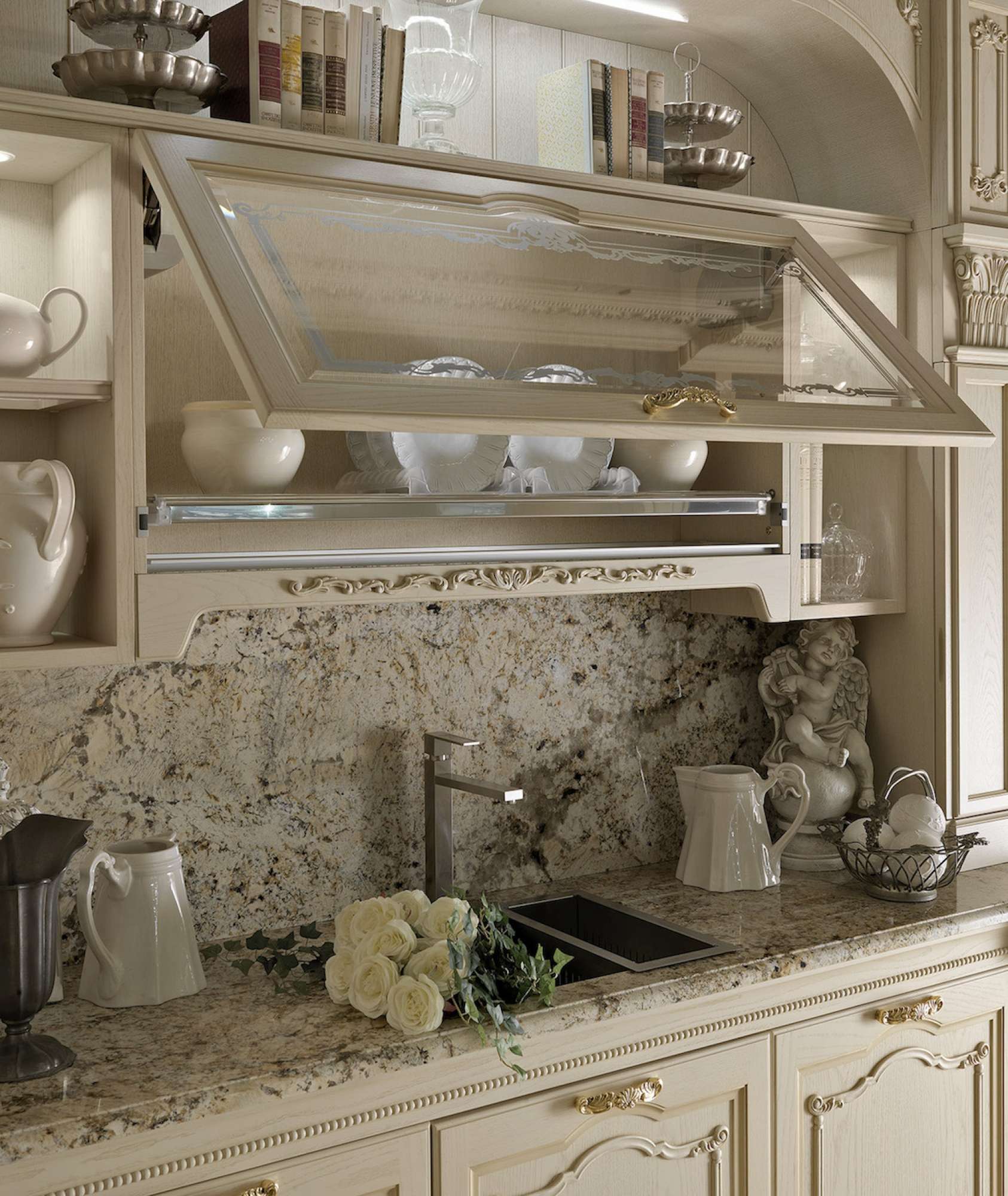 Cucine su misura di lusso. Cucina Classica di lusso con intagli e applicazioni dorate. Cucina elegante classica.