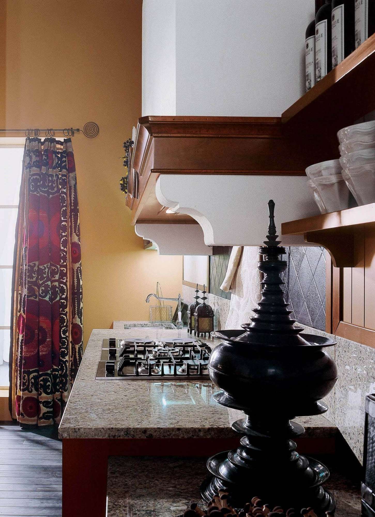 Cucina su misura di lusso in legno massiccio di noce, dettaglio area cottura e cappa, design Martini Verona